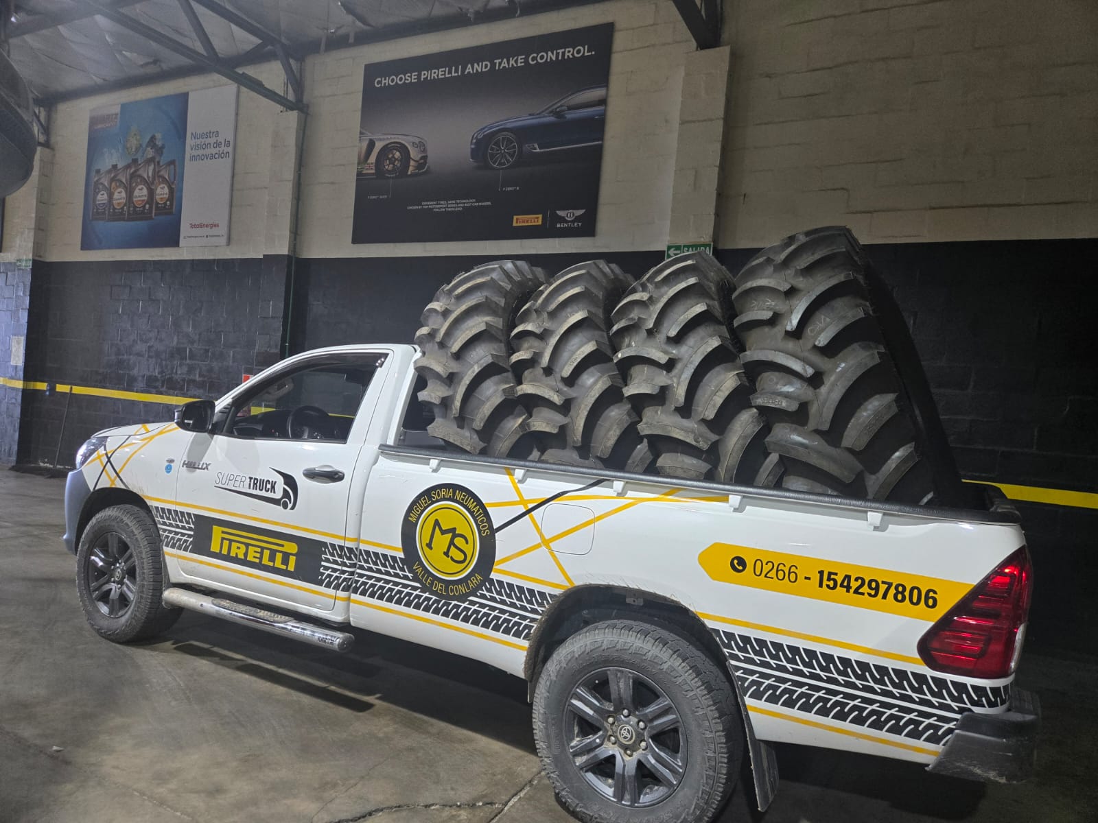 Camioneta Miguel Soria Neumáticos cargada con neumáticos Pirelli — Valle Conlara, San Luis